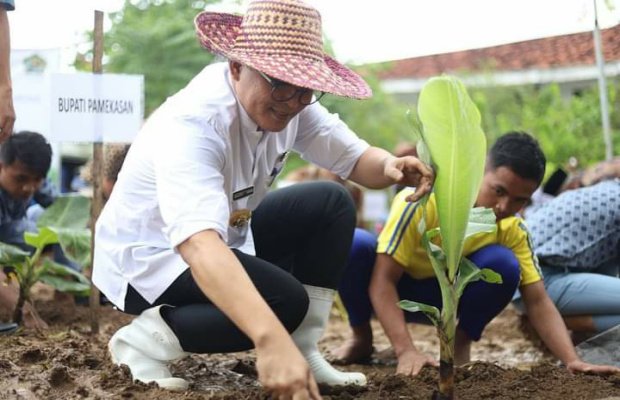Foto : Bupati Pamekasan, Baddrut Tamam.