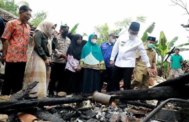 Foto : Bupati Pamekasan, Baddrut Tamam blusukan santuni korban kebakaran.
