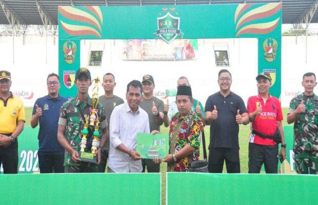 Foto : Penyerahan hadiah pada pemenang turnamen
