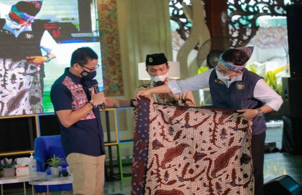 Foto : Menparekraf RI, Sandiaga Uno bersama Bupati Pamekasan, Baddrut Tamam.