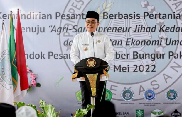 Foto : Bupati Pamekasan, Baddrut Tamam saat memberikan sambutan di Pondok Pesantren Sumber Bungur, Pakong, Pamekasan, Jawa Timur.