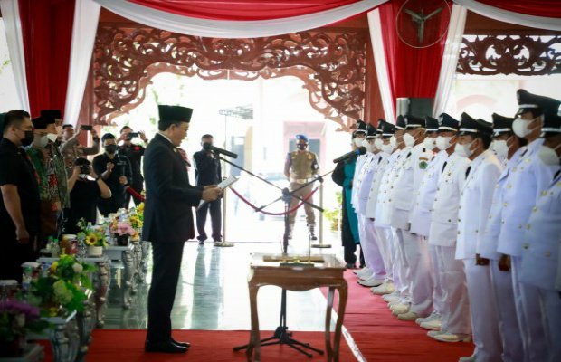 Foto : Bupati Pamekasan, Baddrut Tamam melantik kepala desa terpilih tahun 2022.