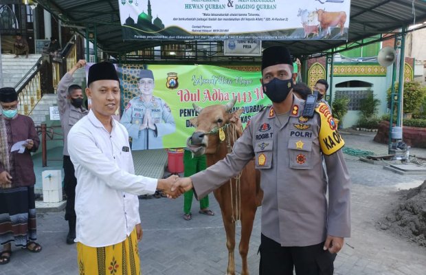 Foto : Kapolres Pamekasan, AKBP Rogib Triyanto bagikan hewan kurban.