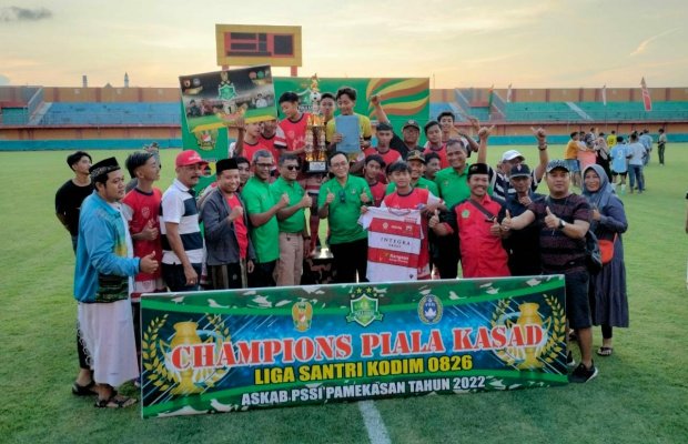 Foto : Bupati Pamekasan, Baddrut Tamam menghadiri pertandingan final Liga santri piala KASAD 2022.