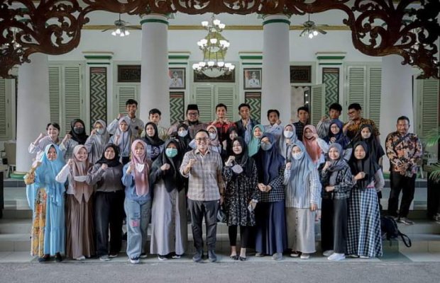 Foto : Bupati Pamekasan, Baddrut Tamam bersama calon dokter muda penerima beasiswa pemkab Pamekasan.