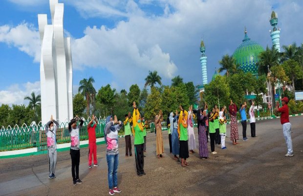 Foto : Senam Prolanis digelar BPJS kesehatan cabang Pamekasan di Munumen Arek Lancor.
