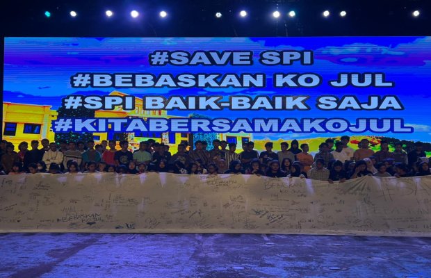 Foto : Aksi simpatik ratusan pelajar SPI saat membuat petisi