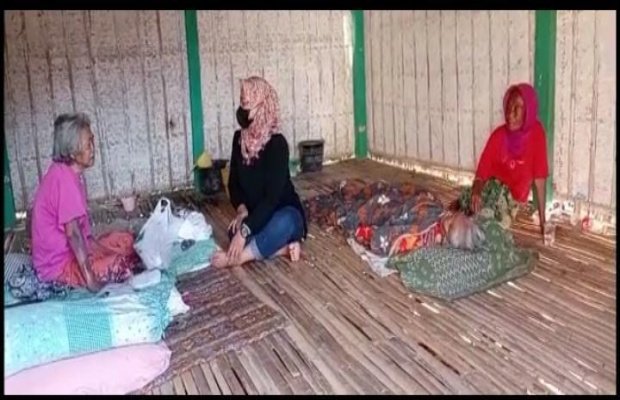 Foto : Maliyeh dan Misnanti saat dikunjungi relawan di gubuknya.