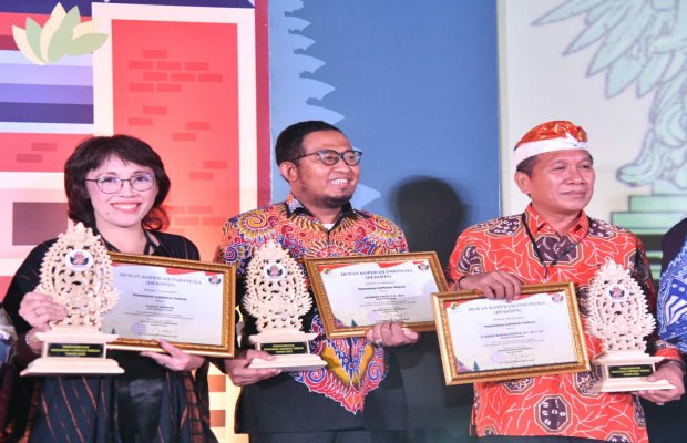 Foto: Bupati Sumenep Ach. Fauzi saat menerima penghargaan tokoh terbaik penggerak koperasi