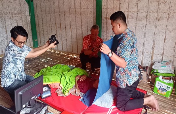 Foto : Petugas Disdukcapil saat melakukan perekaman KTP el kepada kedua lansia.