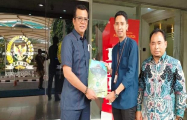 Foto : Ketua DPRD Kabupaten Sumenep Bersama Mahasiswa Wiraraja saat menyampaikan aspirasi penolakan pengesahan RKUHP ke DPR RI 