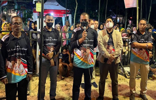 Foto : Kapolres Lumajang ( tengah )