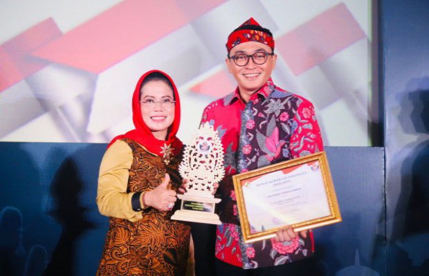Foto : Bupati Pamekasan, Baddrut Tamam saat menerima penghargaan sebagai tokoh penggerak koperasi.