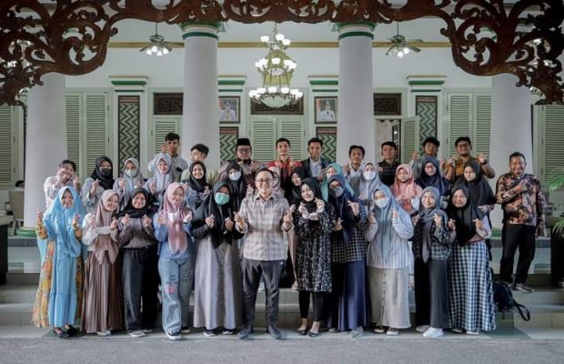 Foto : Bupati Pamekasan bersama calon penerima beasiswa kedokteran Unair.