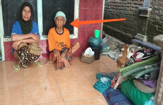_Foto-  Nenek Masi saat di temui awak media di kediamannya._