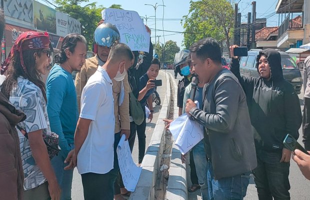 Foto : Sekelompok aksi massa saat melakukan orasi di jalan pemasangan kanstin.