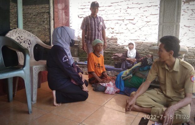 _Foto: Aparatur Desa, bersama TKSK Kec.Mumbusari, jenguk kondisi lansia yakni Nenek Masi 76 tahun._