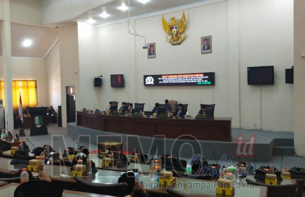 Foto : Rapat paripurna DPRD Sampang di ruang paripurna DPRD Sampang