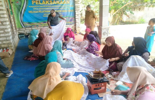 Foto : Program wirausaha baru (WUB) saat melaksanakan pelatihan pengrajin batik.