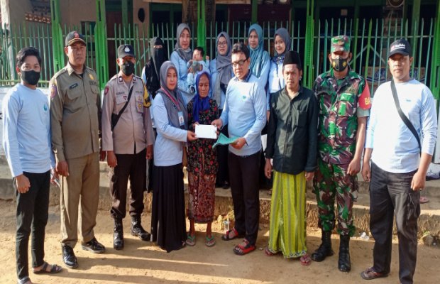 Foto : Relawan Gema saat memberikan bantuan kepada nenek lansia sakit diwakili tetangganya.