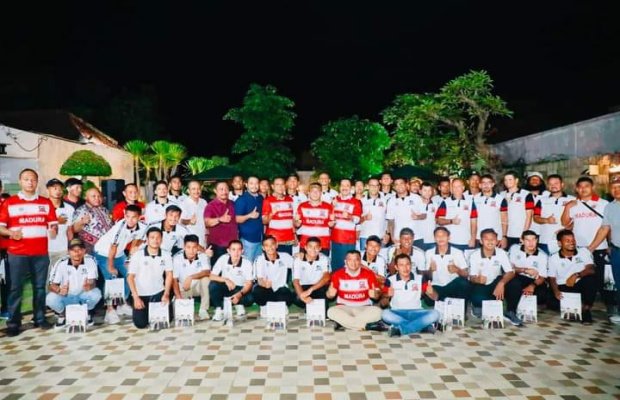 Foto : Bupati Pamekasan, Baddrut Tamam jamu para pemain Madura United.