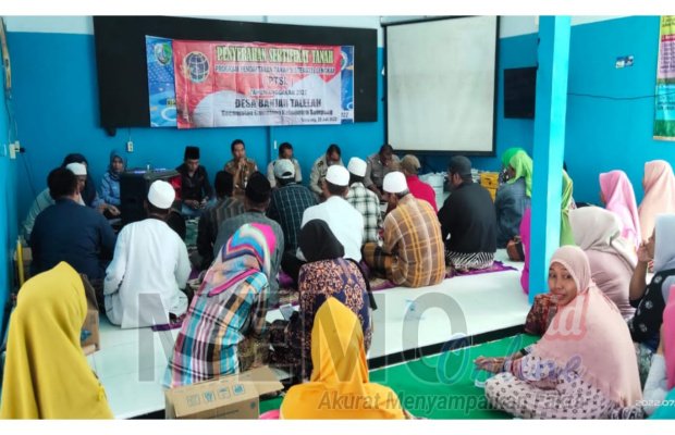 Foto : Pembagian sertifikat program PTSL di Desa Banjar Talela Camplong