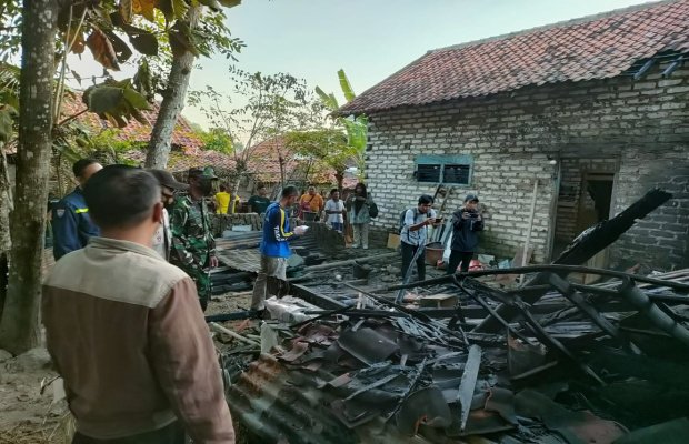 Foto : Kondisi kandang sapi milik Homsin pasca api berhasil dipadamkan.