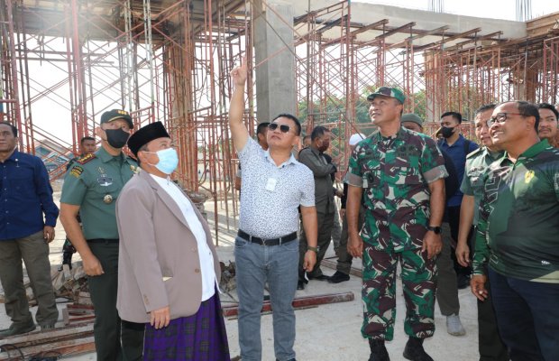 Foto: Kasad bersama KH. Muhammad Mustofa Aqiel Siroj dan I Nengah Wiraatmaja