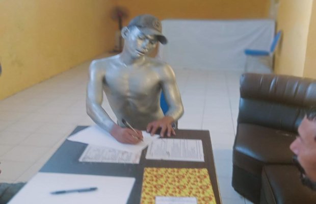 Foto : Salah satu manusia silver saat diberi pembinaan dan disuruh membuat pernyataan di kantor Satpol PP Pamekasan.