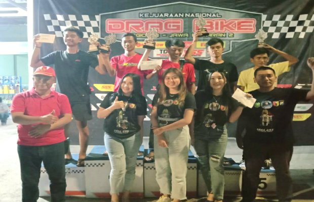 Foto: Team D'Cako Racing Speed saat menerima hadiah di podium