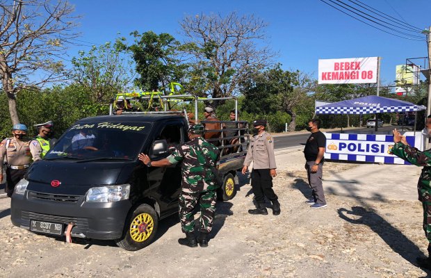 Foto : Petugas gabungan yang terdiri dari TNI-Polri cek kesetan setiap hewan sapi yang akan masuk ke Kab. Pamekasan.