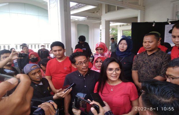 Foto: Soleman SE dan Rieke Diah Pitaloka.