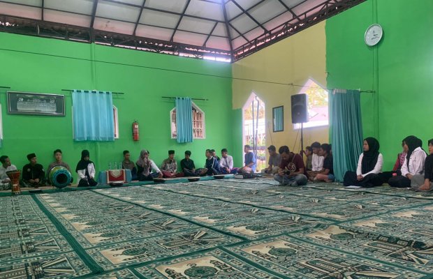 Foto: Para siswa siswi SMA SPI saat mendengarkan tausiyah bersama guru.
