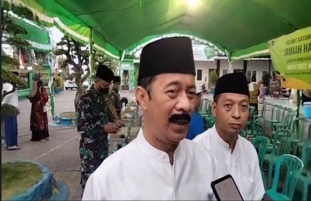 Foto : Wakil Bupati Pamekasan, Fattah Jasin saat menyambut para jemaah haji di halaman masjid Asy Syuhada' Pamekasan.