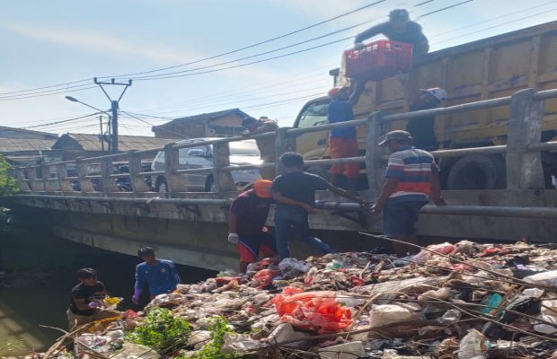 Foto: Pengangkatan dan pembersihan sampah oleh UPTD IV