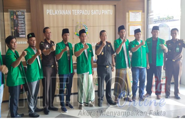 Foto : Kajari (tengah) bersama PC GP Ansor Kabupaten Sampang