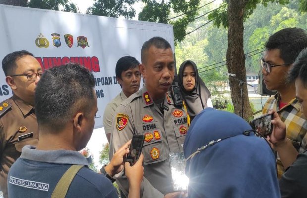 Foto : Kapolres Lumajang diwawancarai awak media di lokasi peresmian
