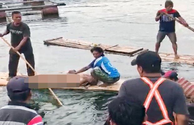 Foto : korban saat dievakuasi ke tepian ranu menggunakan perahu getek