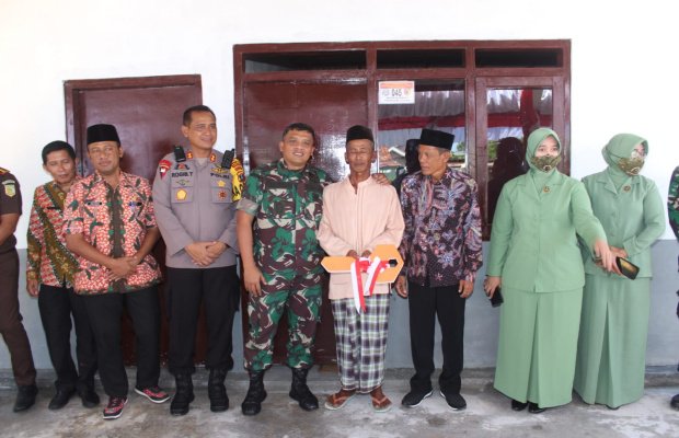 Foto : Dandim 0826 Pamekasan saat berikan simbolis kunci rumah kepada Nurhadi penerima bantuan Rutilahu 