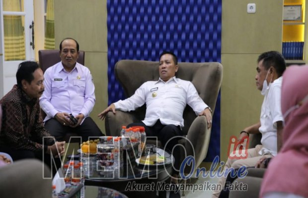 Foto: Bupati Sampang saat menyambut Direktur utama RSUD dr Iskak Tulungagung di Pendopo Agung Sampang