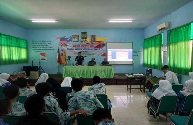 Foto: Pemateri safari jurnalistik PWI Sumenep saat mengenalkan dasar-dasar jurnalistik kepada siswa-siswi SMAN I Batuan
