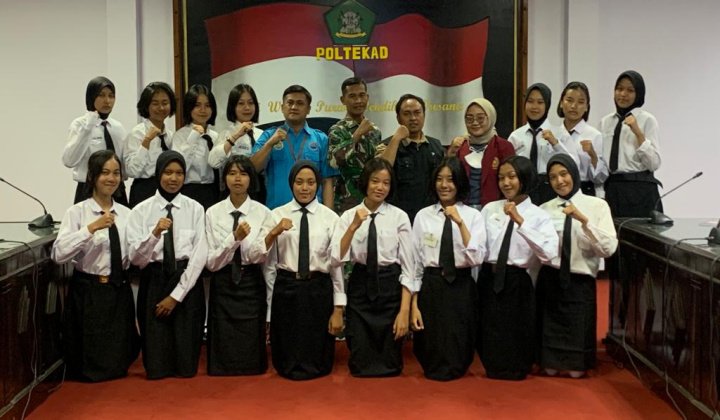 Angela Lavina Halim saat sesi foto bersama teman - temannya dan pelatih Paskibraka