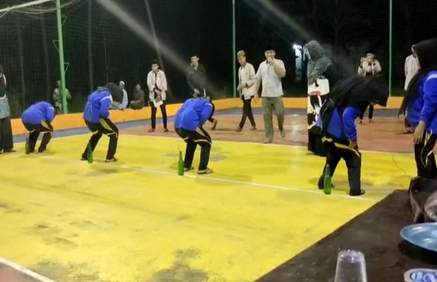 Foto: para peserta lomba saat akan memasukkan paku ke dalam botol