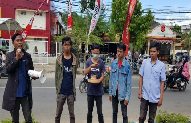 Foto: aktivis Gerakan Mahasiswa Ekstra Parlemen (GEMPAR) saat orasi didepan kantor Bupati Sumenep