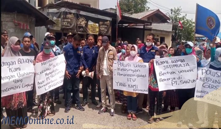 Foto: Warga bersama Karang Taruna Jatimulya 