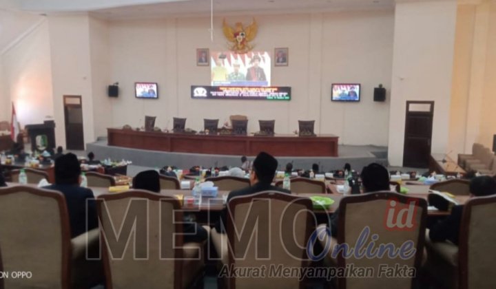Foto : Paripurna Istimewa mendengarkan pidato Presiden RI di gedung DPRD Sampang
