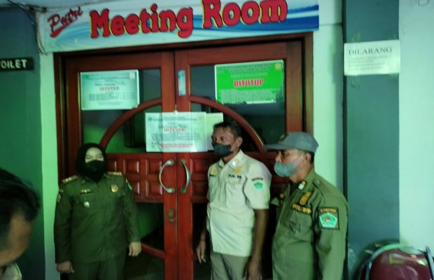 Foto : Satpol PP Kabupaten Pamekasan Kembali menyegel empat tempat karaoke di Kabupaten Pamekasan, salah satunya di Hotel Putri Jalan Trunojoyo Pamekasan.