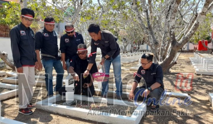 Foto : Ketua dan anggota PWS saat menabur bunga di TMP Sampang
