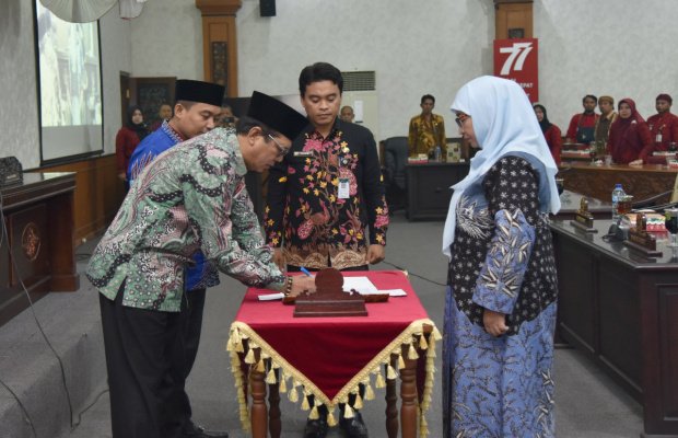 Foto: Ketua DPRD Sumenep saat menandatangani pengesahan Raperda