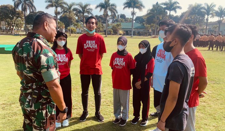Foto : Kapten Arh. Alfian Gustaf saat melatih bela negara kepada siswa siswi SPI Kota Batu